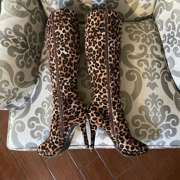 Boots - Picture 4 of 4